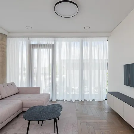 Comfortable 2 Bd By Domvia Daire
